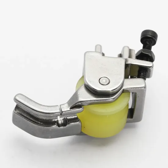 Piciorus reglabil cu rola de silicon si canal pe partea dreapta pentru piping, pentru masini industriale de cusut simple cu 1 ac, latime canal 5mm