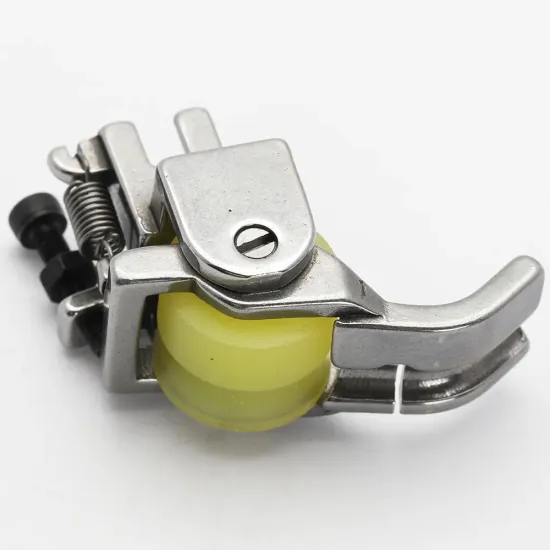 Piciorus reglabil cu rola de silicon si canal pe partea dreapta pentru piping, pentru masini industriale de cusut simple cu 1 ac, latime canal 5mm
