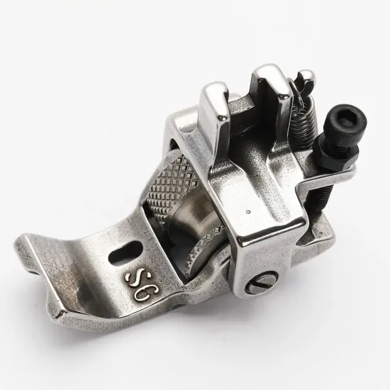 Piciorus reglabil cu rola zimtata de metal si canal pe partea dreapta pentru piping, pentru masini industriale de cusut simple cu 1 ac, latime canal 6mm