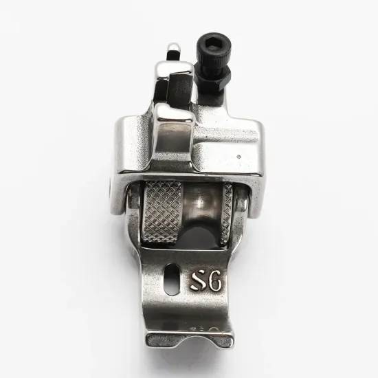 Piciorus reglabil cu rola zimtata de metal si canal pe partea dreapta pentru piping, pentru masini industriale de cusut simple cu 1 ac, latime canal 6mm