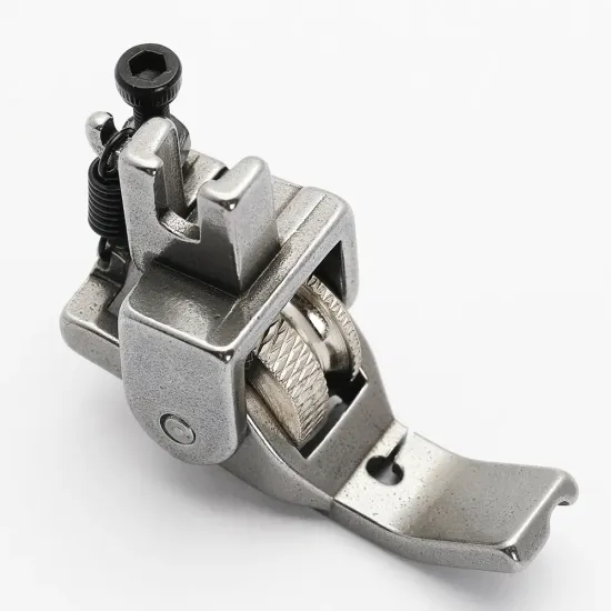 Piciorus reglabil cu rola zimtata de metal si canal pe partea dreapta pentru piping, pentru masini industriale de cusut simple cu 1 ac, latime canal 3mm