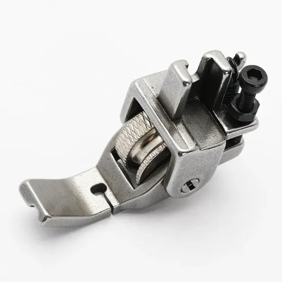 Piciorus reglabil cu rola zimtata de metal si canal pe partea dreapta pentru piping, pentru masini industriale de cusut simple cu 1 ac, latime canal 3mm