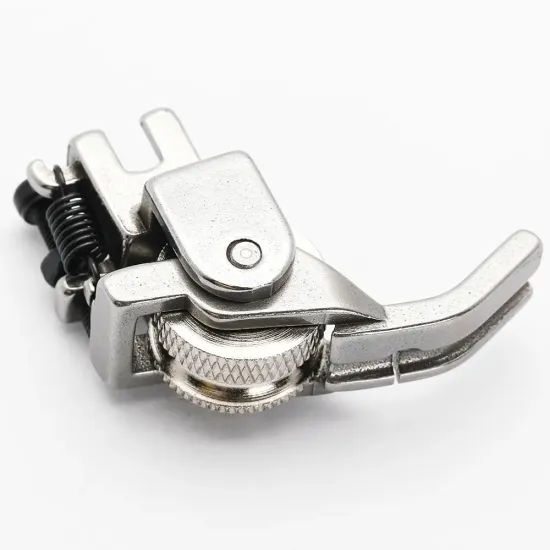 Piciorus reglabil cu rola zimtata de metal si canal pe partea dreapta pentru piping, pentru masini industriale de cusut simple cu 1 ac, latime canal 3mm