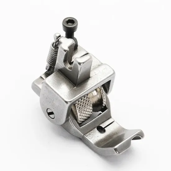 Piciorus reglabil cu rola zimtata de metal si canal pe partea dreapta pentru piping, pentru masini industriale de cusut simple cu 1 ac, latime canal 5mm