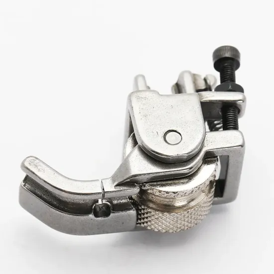 Piciorus reglabil cu rola zimtata de metal si canal pe partea dreapta pentru piping, pentru masini industriale de cusut simple cu 1 ac, latime canal 5mm