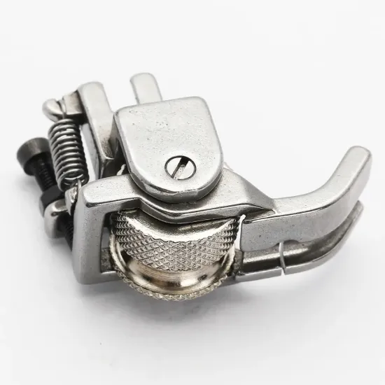 Piciorus reglabil cu rola zimtata de metal si canal pe partea dreapta pentru piping, pentru masini industriale de cusut simple cu 1 ac, latime canal 5mm