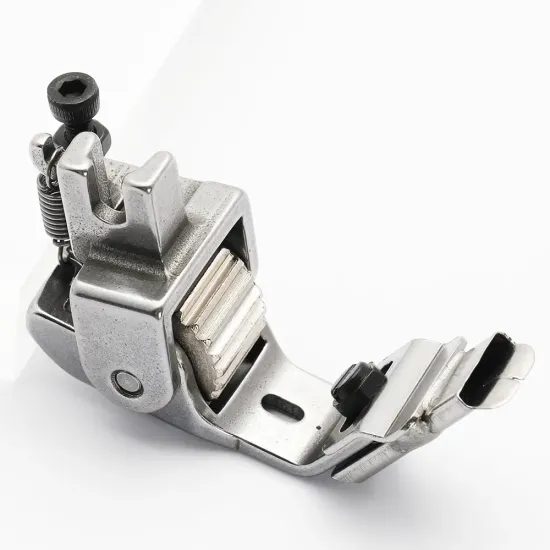 Piciorus presor cu rola dintata de metal si tub pentru atasat siret, elastic sau banda cu latimea de pana la 10mm, pentru masini industriale de cusut simple cu 1 ac