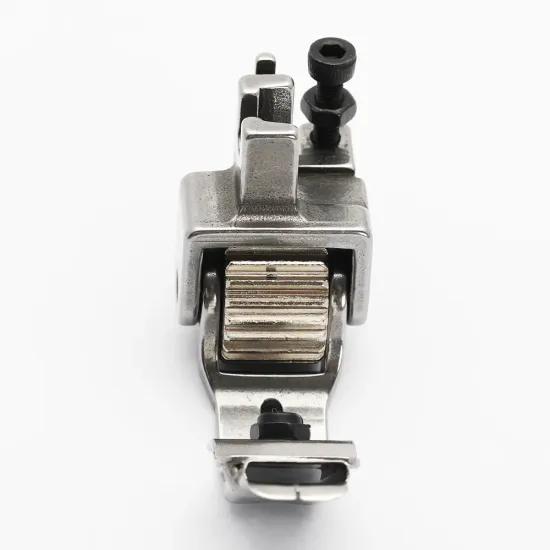 Piciorus presor cu rola dintata de metal si tub pentru atasat siret, elastic sau banda cu latimea de pana la 10mm, pentru masini industriale de cusut simple cu 1 ac
