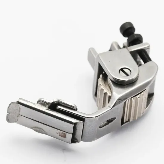 Piciorus presor cu rola dintata de metal si tub pentru atasat siret, elastic sau banda cu latimea de pana la 10mm, pentru masini industriale de cusut simple cu 1 ac
