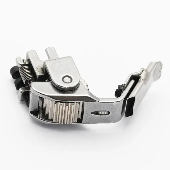 Piciorus presor cu rola dintata de metal si tub pentru atasat siret, elastic sau banda cu latimea de pana la 10mm, pentru masini industriale de cusut simple cu 1 ac