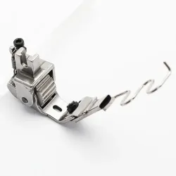 Piciorus presor cu rola dintata de metal, cu ghidaj spirala si tub pentru atasat siret, elastic sau banda cu latimea de pana la 10mm, pentru masini industriale de cusut simple cu 1 ac