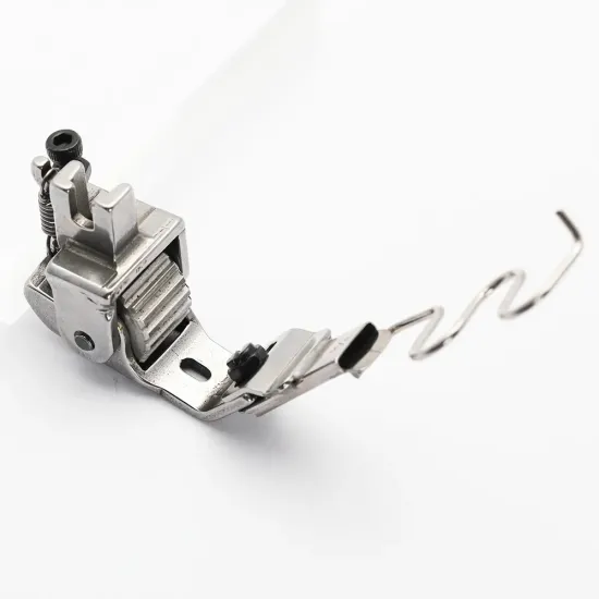 Piciorus presor cu rola dintata de metal, cu ghidaj spirala si tub pentru atasat siret, elastic sau banda cu latimea de pana la 10mm, pentru masini industriale de cusut simple cu 1 ac