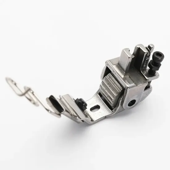 Piciorus presor cu rola dintata de metal, cu ghidaj spirala si tub pentru atasat siret, elastic sau banda cu latimea de pana la 10mm, pentru masini industriale de cusut simple cu 1 ac