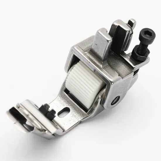 Piciorus presor cu rola dintata de teflon si tub pentru atasat siret, elastic sau banda cu latimea de pana la 10mm, pentru masini industriale de cusut simple cu 1 ac