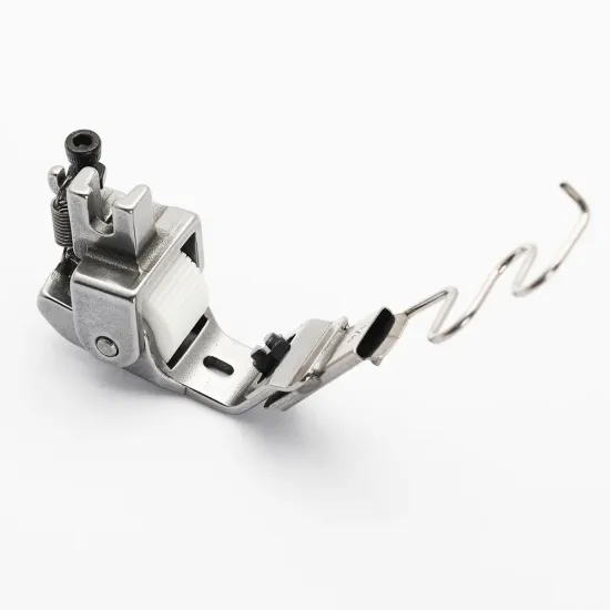 Piciorus presor cu rola dintata de teflon, cu ghidaj spirala si tub pentru atasat siret, elastic sau banda cu latimea de pana la 10mm, pentru masini industriale de cusut simple cu 1 ac