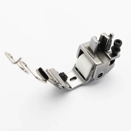 Piciorus presor cu rola dintata de teflon, cu ghidaj spirala si tub pentru atasat siret, elastic sau banda cu latimea de pana la 10mm, pentru masini industriale de cusut simple cu 1 ac