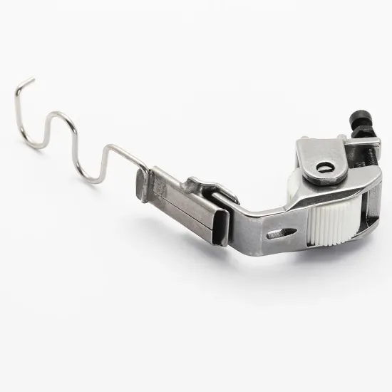 Piciorus presor cu rola dintata de teflon, cu ghidaj spirala si tub pentru atasat siret, elastic sau banda cu latimea de pana la 10mm, pentru masini industriale de cusut simple cu 1 ac