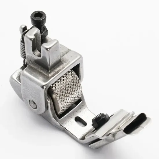 Piciorus presor cu rola zimtata de metal si tub pentru atasat siret, elastic sau banda cu latimea de pana la 10mm, pentru masini industriale de cusut simple cu 1 ac