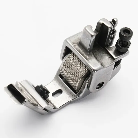 Piciorus presor cu rola zimtata de metal si tub pentru atasat siret, elastic sau banda cu latimea de pana la 10mm, pentru masini industriale de cusut simple cu 1 ac