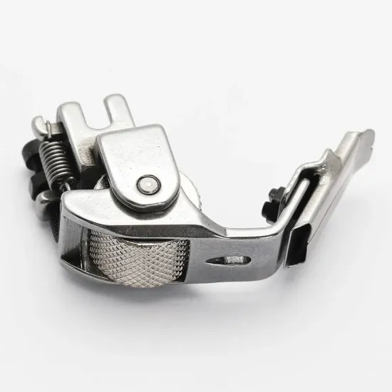 Piciorus presor cu rola zimtata de metal si tub pentru atasat siret, elastic sau banda cu latimea de pana la 10mm, pentru masini industriale de cusut simple cu 1 ac