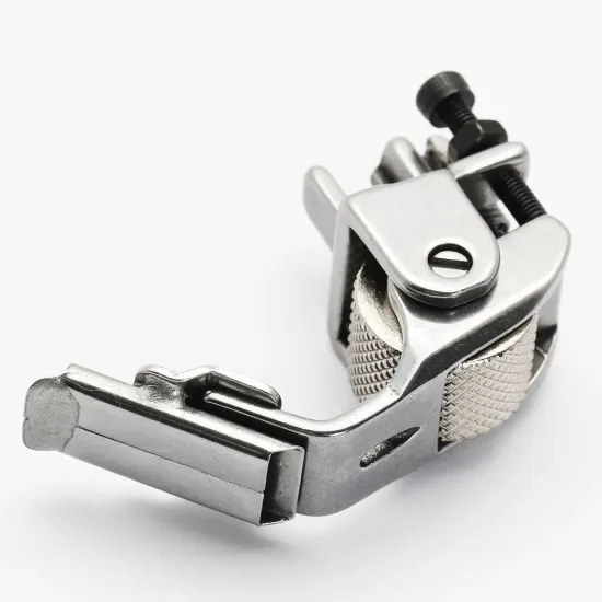 Piciorus presor cu rola zimtata de metal si tub pentru atasat siret, elastic sau banda cu latimea de pana la 10mm, pentru masini industriale de cusut simple cu 1 ac
