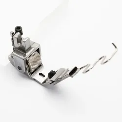 Piciorus presor cu rola zimtata de metal, cu ghidaj spirala si tub pentru atasat siret, elastic sau banda cu latimea de pana la 10mm, pentru masini industriale de cusut simple cu 1 ac
