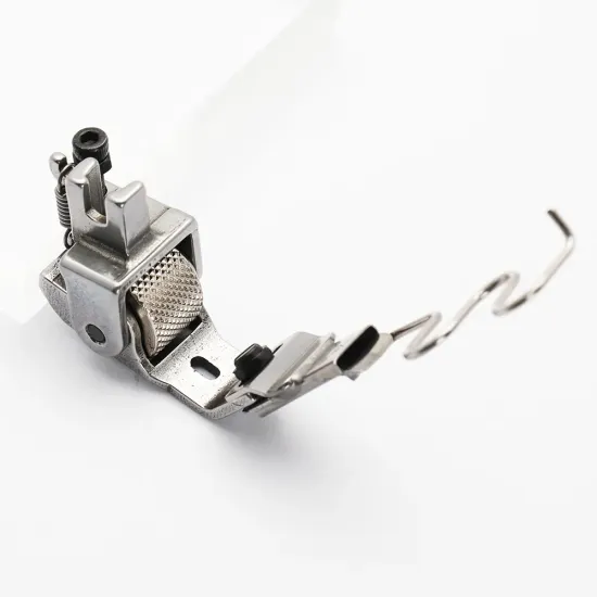 Piciorus presor cu rola zimtata de metal, cu ghidaj spirala si tub pentru atasat siret, elastic sau banda cu latimea de pana la 10mm, pentru masini industriale de cusut simple cu 1 ac
