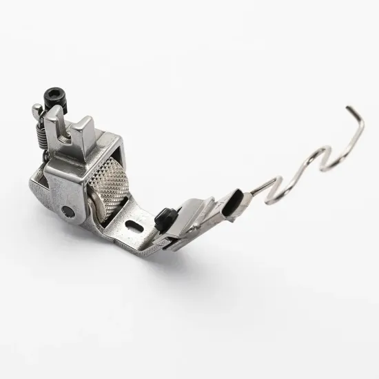 Piciorus presor cu rola zimtata de metal, cu ghidaj spirala si tub pentru atasat siret, elastic sau banda cu latimea de pana la 10mm, pentru masini industriale de cusut simple cu 1 ac