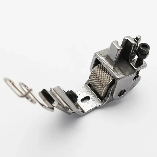 Piciorus presor cu rola zimtata de metal, cu ghidaj spirala si tub pentru atasat siret, elastic sau banda cu latimea de pana la 10mm, pentru masini industriale de cusut simple cu 1 ac