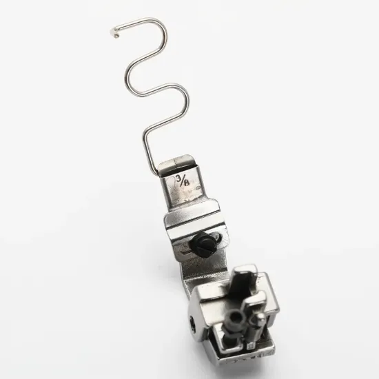 Piciorus presor cu rola zimtata de metal, cu ghidaj spirala si tub pentru atasat siret, elastic sau banda cu latimea de pana la 10mm, pentru masini industriale de cusut simple cu 1 ac