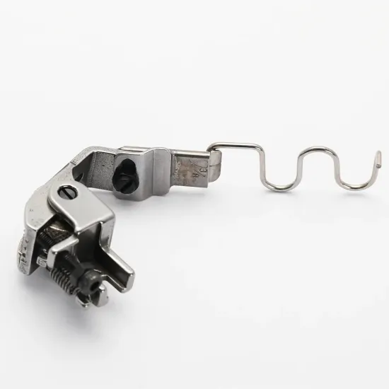 Piciorus presor cu rola zimtata de metal, cu ghidaj spirala si tub pentru atasat siret, elastic sau banda cu latimea de pana la 10mm, pentru masini industriale de cusut simple cu 1 ac