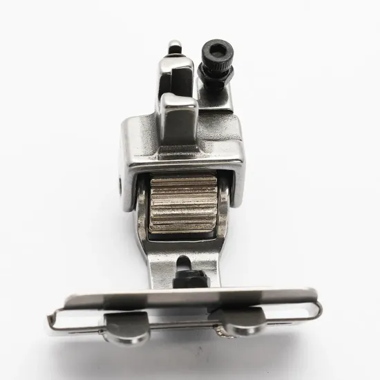 Piciorus presor cu rola dintata de metal si tub pentru atasat siret, elastic sau banda cu latimea de pana la 4cm, pentru masini industriale de cusut simple cu 1 ac