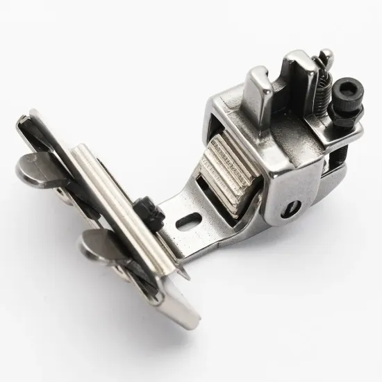 Piciorus presor cu rola dintata de metal si tub pentru atasat siret, elastic sau banda cu latimea de pana la 4cm, pentru masini industriale de cusut simple cu 1 ac