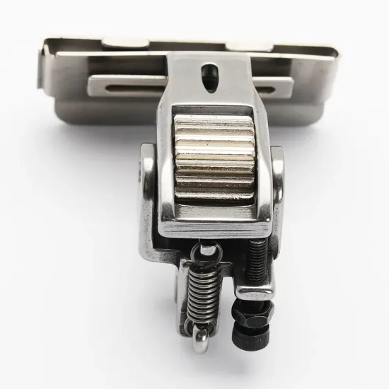 Piciorus presor cu rola dintata de metal si tub pentru atasat siret, elastic sau banda cu latimea de pana la 4cm, pentru masini industriale de cusut simple cu 1 ac