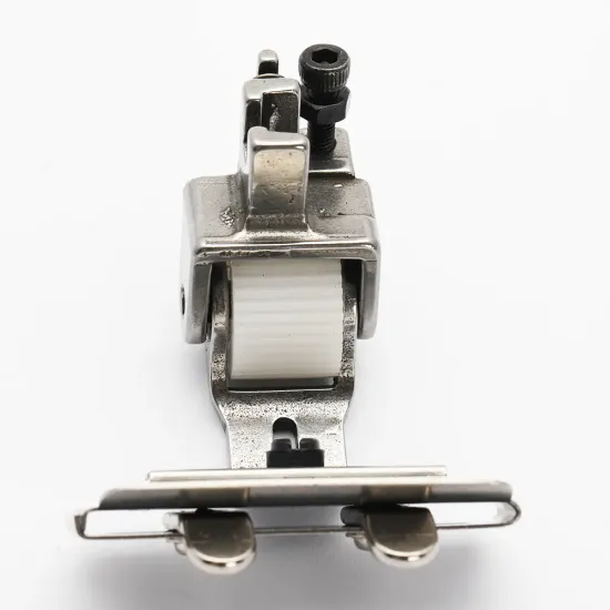 Piciorus presor cu rola dintata de teflon si tub pentru atasat siret, elastic sau banda cu latimea de pana la 4cm, pentru masini industriale de cusut simple cu 1 ac