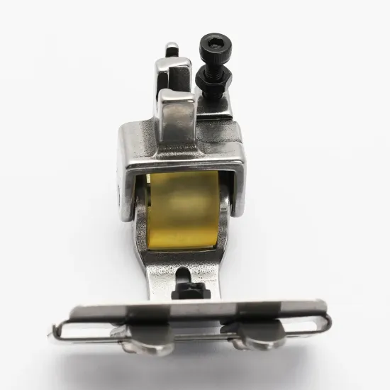 Piciorus presor cu rola de silicon si tub pentru atasat siret, elastic sau banda cu latimea de pana la 4cm, pentru masini industriale de cusut simple cu 1 ac