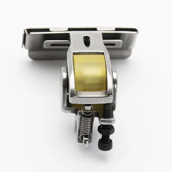 Piciorus presor cu rola de silicon si tub pentru atasat siret, elastic sau banda cu latimea de pana la 4cm, pentru masini industriale de cusut simple cu 1 ac