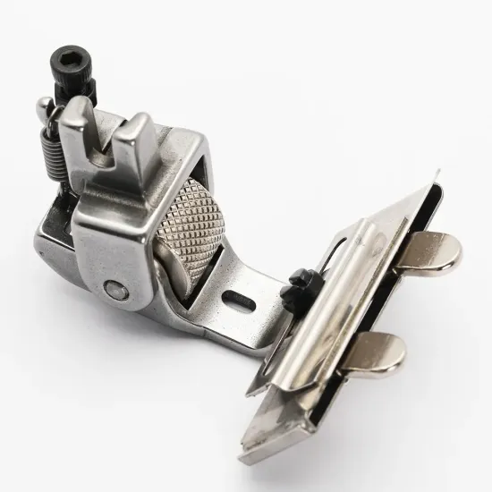 Piciorus presor cu rola zimtata de metal si tub pentru atasat siret, elastic sau banda cu latimea de pana la 4cm, pentru masini industriale de cusut simple cu 1 ac