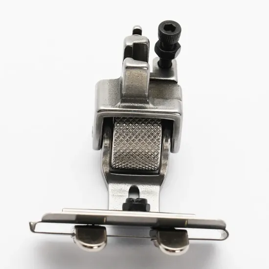 Piciorus presor cu rola zimtata de metal si tub pentru atasat siret, elastic sau banda cu latimea de pana la 4cm, pentru masini industriale de cusut simple cu 1 ac