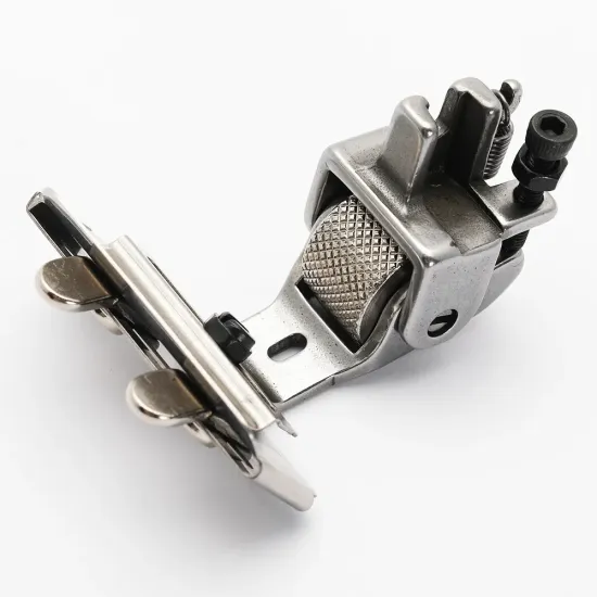 Piciorus presor cu rola zimtata de metal si tub pentru atasat siret, elastic sau banda cu latimea de pana la 4cm, pentru masini industriale de cusut simple cu 1 ac