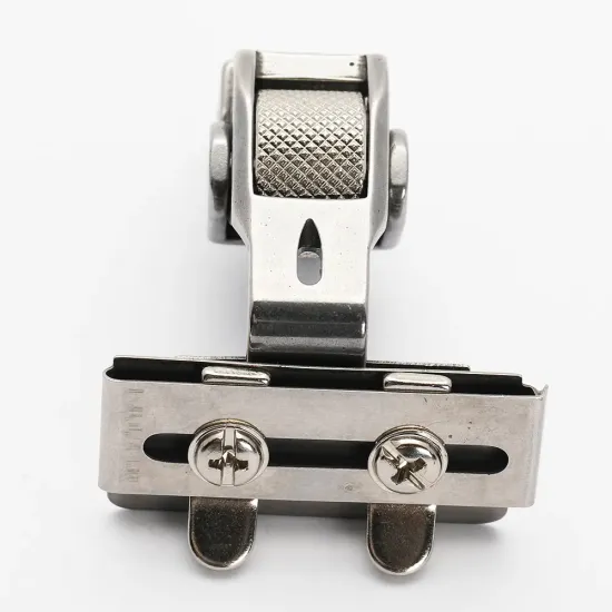 Piciorus presor cu rola zimtata de metal si tub pentru atasat siret, elastic sau banda cu latimea de pana la 4cm, pentru masini industriale de cusut simple cu 1 ac