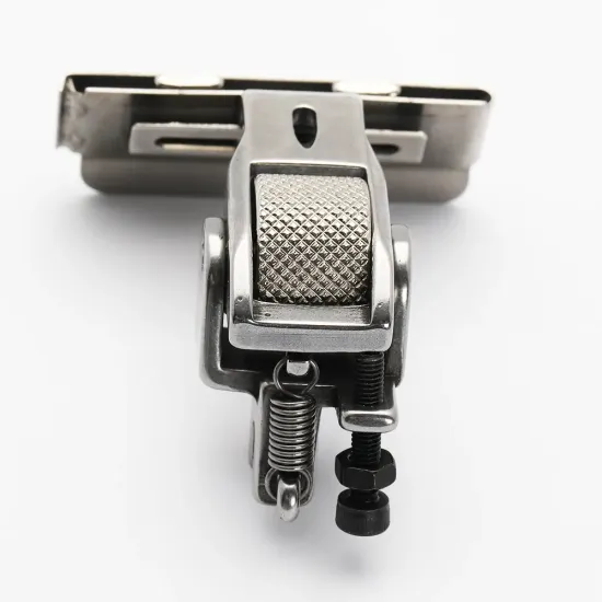 Piciorus presor cu rola zimtata de metal si tub pentru atasat siret, elastic sau banda cu latimea de pana la 4cm, pentru masini industriale de cusut simple cu 1 ac