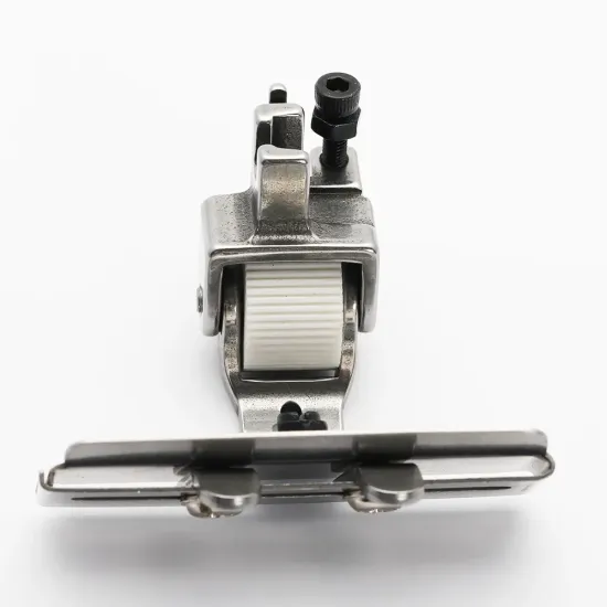 Piciorus presor cu rola dintata de teflon si tub pentru atasat siret, elastic sau banda cu latimea de pana la 5cm, pentru masini industriale de cusut simple cu 1 ac