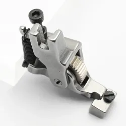 Piciorus presor reglabil cu rola dintata de metal pentru cusut fermoar ascuns, pentru masini industriale de cusut simple cu 1 ac