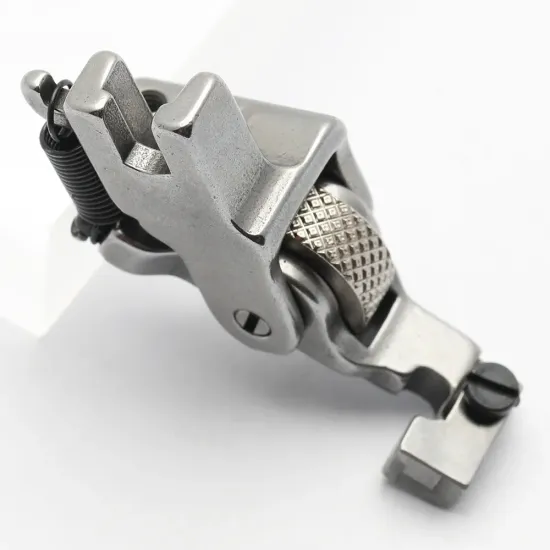 Piciorus presor reglabil cu rola zimtata de metal pentru cusut fermoar ascuns, pentru masini industriale de cusut simple cu 1 ac