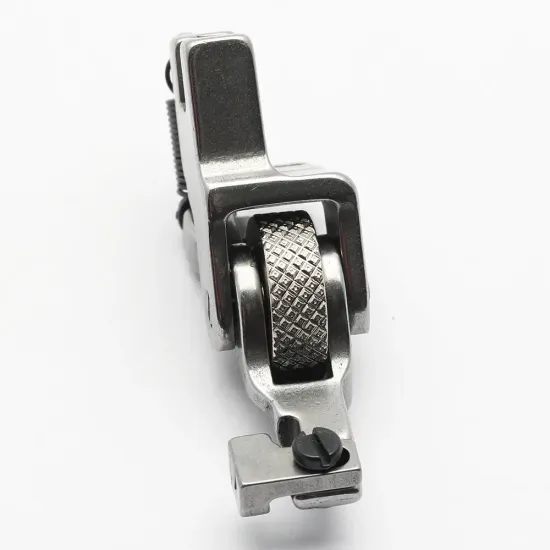 Piciorus presor reglabil cu rola zimtata de metal pentru cusut fermoar ascuns, pentru masini industriale de cusut simple cu 1 ac