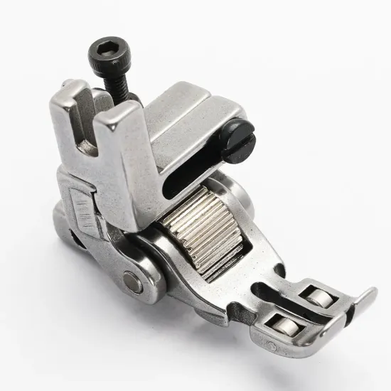 Piciorus presor cu rola dintata de metal prevazut cu role mici pe talpa pentru masini industriale de cusut simple cu 1 ac