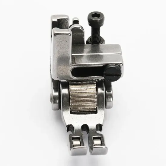 Piciorus presor cu rola dintata de metal prevazut cu role mici pe talpa pentru masini industriale de cusut simple cu 1 ac