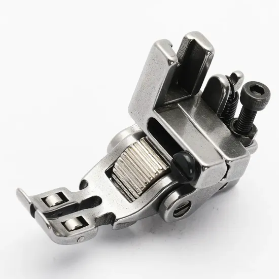 Piciorus presor cu rola dintata de metal prevazut cu role mici pe talpa pentru masini industriale de cusut simple cu 1 ac