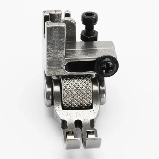 Piciorus presor cu rola zimtata de metal prevazut cu role mici pe talpa pentru masini industriale de cusut simple cu 1 ac
